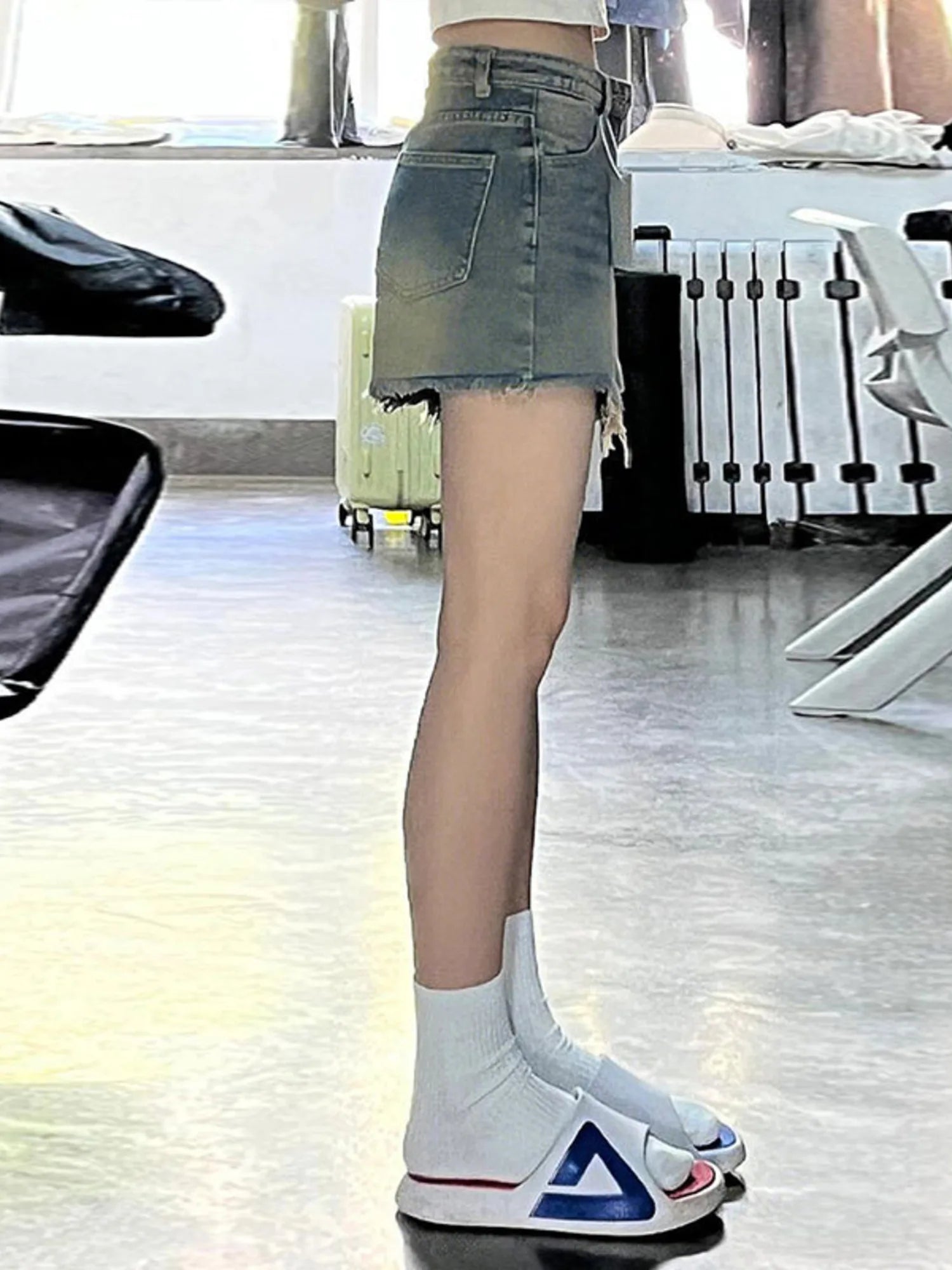 Women's High Waist Denim Shorts Vintage Wash Arc Pocket Raw Fringe Hem Distressed Jean Shorts Y2K Streetwear